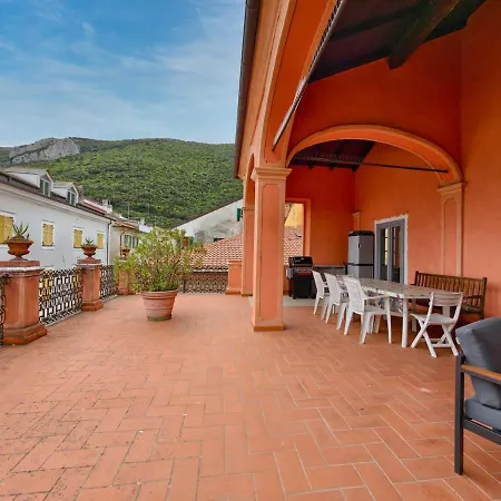 Rivierarent La Terrazza Sul Borgo Apartmán *